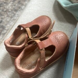 Stride rite size 8m toddler shoes.  Worn once or twice.  Leather upper.